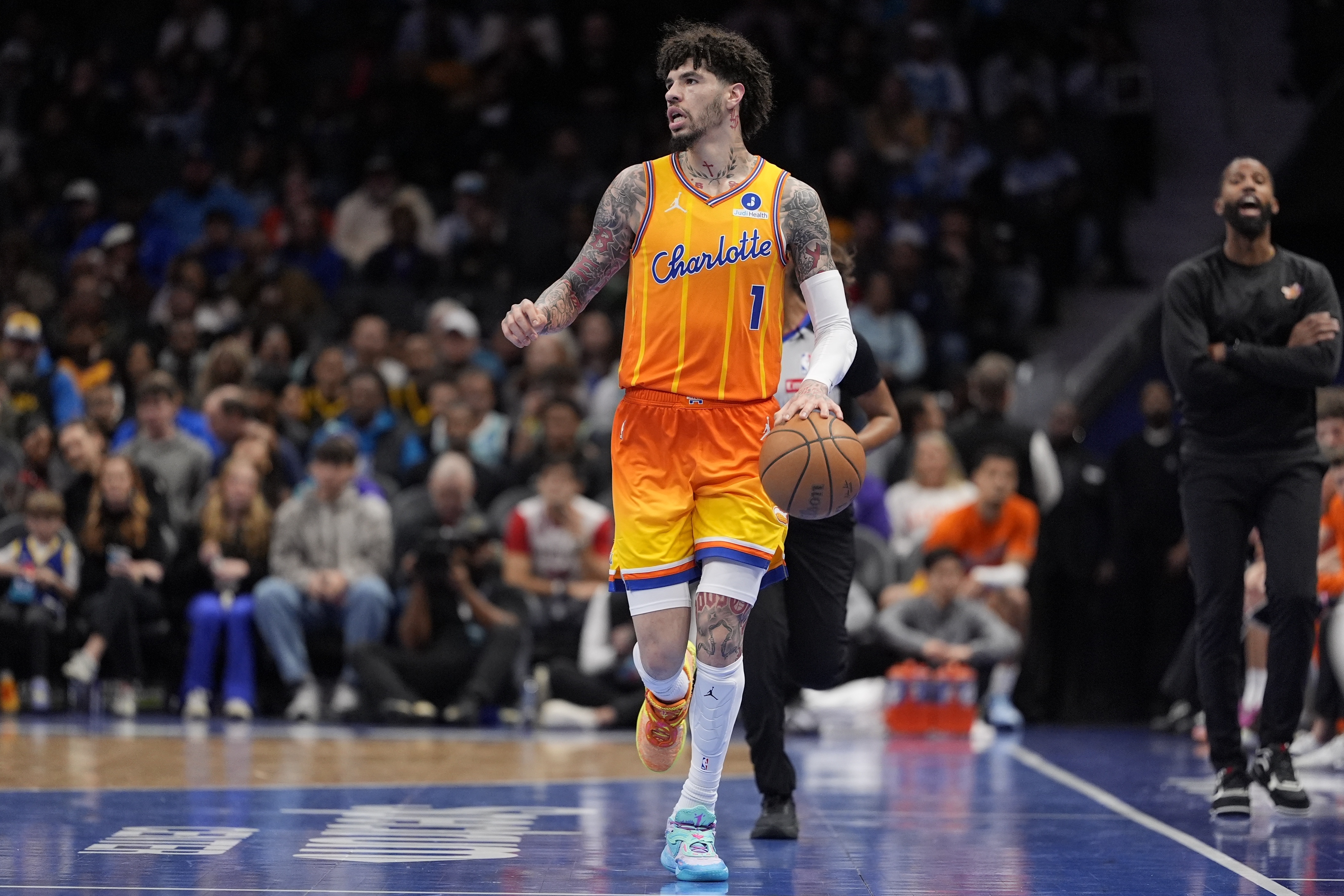 pg中国官网-阿里纳斯：黄蜂根本不需要成绩 留着鲍尔让他卖票就行了