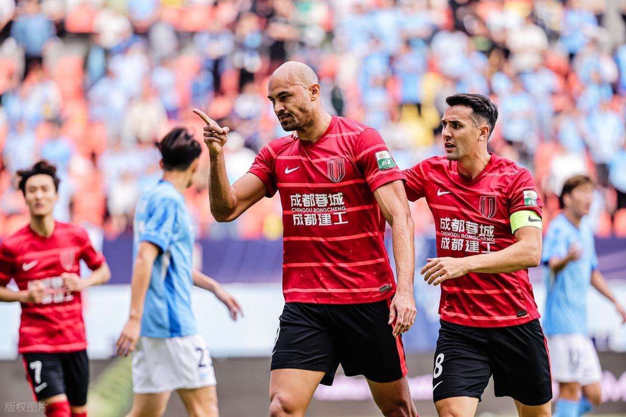 又走一猛将，成都蓉城雪上加霜，新赛季别说冠军，前五都难进！